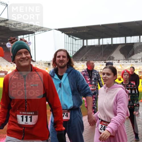 07.12.2025 - St. Pauli X-Mass-Run No. 15 Luisa Fischer http://msf.ph/oto/9382356 07.12.2025 11:22:30 Ziel 1902, 15, 05, 15, 111, 15, 74, 24, 241, 232, 1284, 1297, 1775, 1779, 1904, 1939, 2812, 3474, 3475, 3820, 3821 meine-sportfotos.de