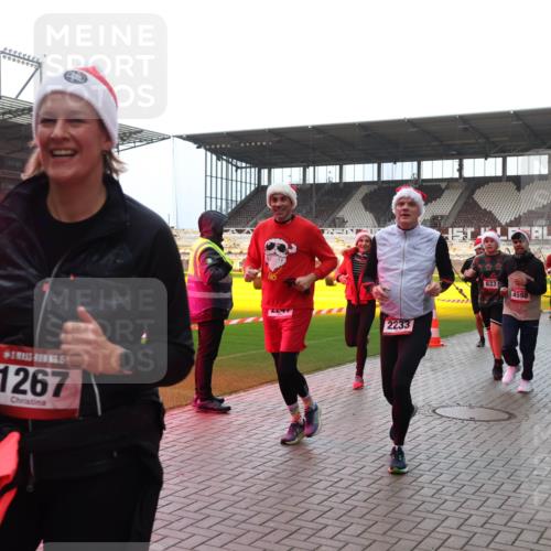 07.12.2025 - St. Pauli X-Mass-Run No. 15 Luisa Fischer http://msf.ph/oto/9382357 07.12.2025 10:49:01 Ziel 5, 1267, 2233, 633, 577, 4598, 233, 290, 577, 590, 592, 633, 876, 935, 1009, 1087, 1188, 1189, 1195, 1265, 1267, 1515, 1516, 1517, 1521, 1895, 2028, 2232, 2233, 2235, 2239, 2241, 2268, 2269, 2339, 2501, 2512, 2515, 2796, 2797, 2803, 3017, 3018, 3019, 3346, 3598, 4229, 4447, 4598 meine-sportfotos.de
