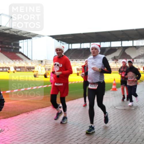 07.12.2025 - St. Pauli X-Mass-Run No. 15 Luisa Fischer http://msf.ph/oto/9382361 07.12.2025 10:49:01 Ziel 2233, 233, 290, 577, 590, 592, 633, 876, 935, 1009, 1087, 1188, 1189, 1195, 1265, 1267, 1515, 1516, 1517, 1521, 1895, 2028, 2232, 2233, 2235, 2239, 2241, 2268, 2269, 2339, 2501, 2512, 2515, 2796, 2797, 2803, 3017, 3018, 3019, 3346, 3598, 4229, 4447, 4598 meine-sportfotos.de