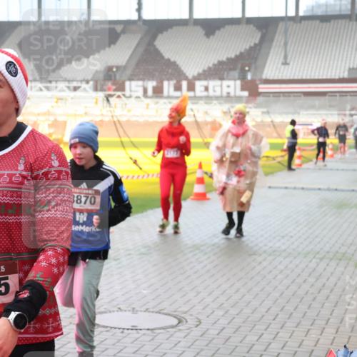 07.12.2025 - St. Pauli X-Mass-Run No. 15 Luisa Fischer http://msf.ph/oto/9382409 07.12.2025 10:12:31 Ziel 6666666, 3870, 15, 4525, 670, 756, 1070, 1072, 1074, 1077, 1389, 1526, 1687, 1688, 1833, 2177, 2906, 2909, 3085, 3761, 3767, 3870, 3909, 3932, 3935, 4658 meine-sportfotos.de