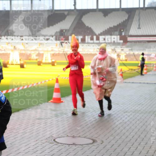 07.12.2025 - St. Pauli X-Mass-Run No. 15 Luisa Fischer http://msf.ph/oto/9382419 07.12.2025 10:12:32 Ziel 15, 3870, 670, 756, 1070, 1072, 1074, 1077, 1389, 1526, 1687, 1688, 1833, 2177, 2906, 2909, 3085, 3761, 3767, 3870, 3909, 3932, 3935, 4658 meine-sportfotos.de