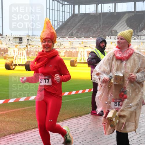 07.12.2025 - St. Pauli X-Mass-Run No. 15 Luisa Fischer http://msf.ph/oto/9382445 07.12.2025 10:12:34 Ziel 15, 2177, 156, 756, 1070, 1072, 1074, 1077, 1389, 1526, 1687, 1688, 1833, 2177, 2906, 3761, 3767, 3870, 3909, 3932, 3935, 4658 meine-sportfotos.de