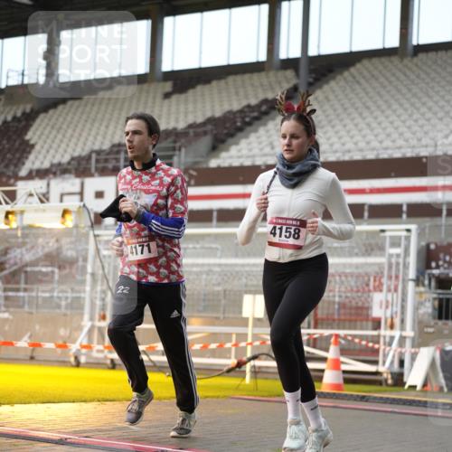 07.12.2025 - St. Pauli X-Mass-Run No. 15 Patografie http://msf.ph/oto/9382460 07.12.2025 10:21:29 Ziel 149, 270, 1326, 2927, 2997, 3062, 3091, 3384, 3540, 3541, 3988, 4117, 4158, 4169, 4170 meine-sportfotos.de