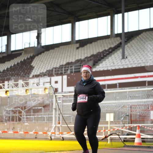 07.12.2025 - St. Pauli X-Mass-Run No. 15 Patografie http://msf.ph/oto/9382466 07.12.2025 10:21:46 Ziel 2944, 2945 meine-sportfotos.de