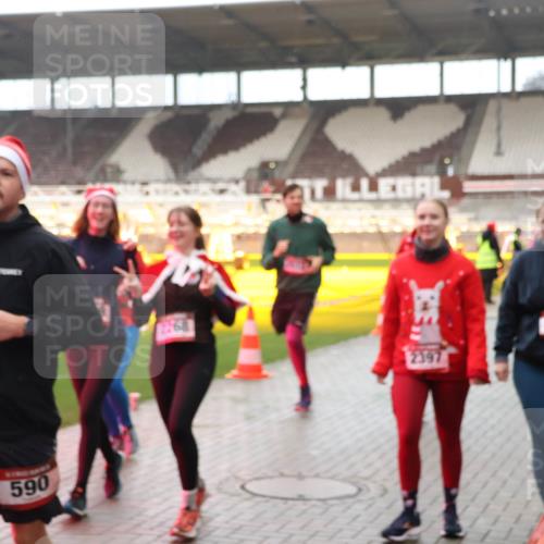 07.12.2025 - St. Pauli X-Mass-Run No. 15 Luisa Fischer http://msf.ph/oto/9382467 07.12.2025 10:49:16 Ziel 590, 2397, 1566, 191, 194, 233, 290, 379, 471, 577, 590, 592, 633, 935, 1009, 1019, 1087, 1155, 1164, 1166, 1188, 1189, 1265, 1267, 1515, 1516, 1517, 1521, 1895, 2232, 2233, 2235, 2239, 2241, 2268, 2269, 2512, 2515, 2796, 2797, 2803, 3017, 3019, 3346, 3369, 4447, 4598 meine-sportfotos.de