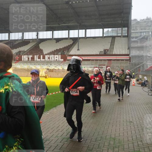 07.12.2025 - St. Pauli X-Mass-Run No. 15 Fabian Wolf http://msf.ph/oto/9382468 07.12.2025 10:09:59 Ziel 989, 1026, 1256, 1257, 1678, 2502, 2504, 2560, 3245, 3246, 3410, 3411 meine-sportfotos.de