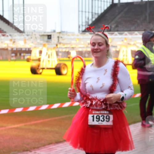 07.12.2025 - St. Pauli X-Mass-Run No. 15 Luisa Fischer http://msf.ph/oto/9382491 07.12.2025 11:22:49 Ziel 1939, 520, 1018, 1349, 1391, 1431, 1775, 1779, 1904, 2550, 2557, 2812, 2985, 3127, 3474, 3475, 3820, 3821 meine-sportfotos.de