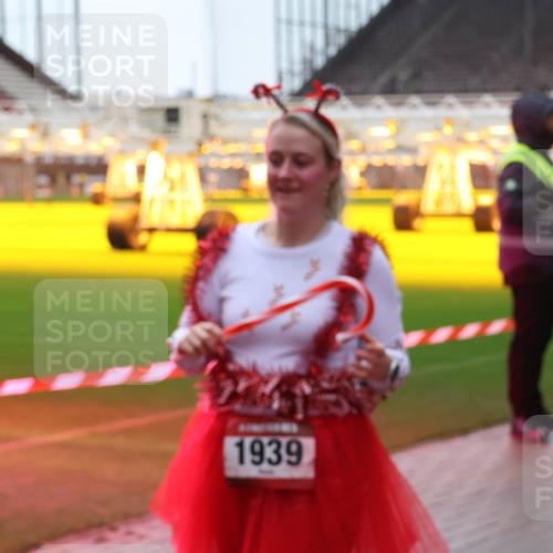 07.12.2025 - St. Pauli X-Mass-Run No. 15 Luisa Fischer http://msf.ph/oto/9382493 07.12.2025 11:22:50 Ziel 1939, 520, 1018, 1349, 1391, 1431, 1904, 2550, 2557, 2812, 2985, 3127, 3474, 3475, 3820, 3821 meine-sportfotos.de