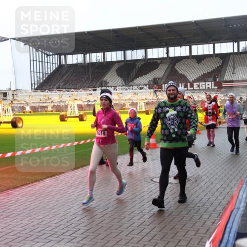 07.12.2025 - St. Pauli X-Mass-Run No. 15 Luisa Fischer http://msf.ph/oto/9382503 07.12.2025 11:22:54 Ziel 1018, 2557, 520, 1018, 1349, 1391, 1431, 2550, 2557, 2812, 2985, 3127, 3474, 3475, 3820, 3821 meine-sportfotos.de