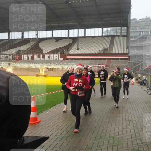 07.12.2025 - St. Pauli X-Mass-Run No. 15 Fabian Wolf http://msf.ph/oto/9382505 07.12.2025 10:10:00 Ziel 989, 1026, 1256, 1257, 1678, 1732, 2502, 2504, 2560, 3245, 3246, 3410, 3411 meine-sportfotos.de