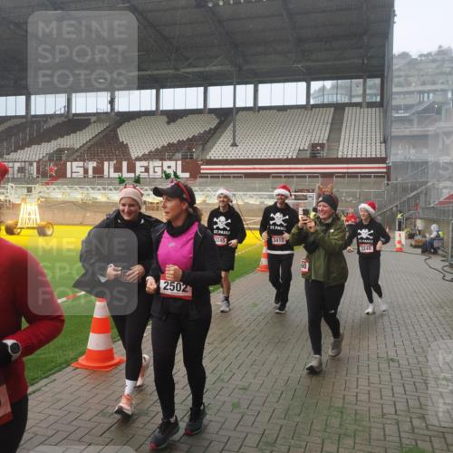 07.12.2025 - St. Pauli X-Mass-Run No. 15 Fabian Wolf http://msf.ph/oto/9382520 07.12.2025 10:10:02 Ziel 989, 1256, 1257, 1678, 1732, 2502, 2504, 2560, 3245, 3246, 3410, 3411 meine-sportfotos.de
