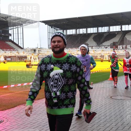 07.12.2025 - St. Pauli X-Mass-Run No. 15 Luisa Fischer http://msf.ph/oto/9382530 07.12.2025 11:22:57 Ziel 2550, 520, 1018, 1349, 1391, 1431, 2550, 2557, 2812, 2985, 3127, 3474, 3475, 3820, 3821 meine-sportfotos.de