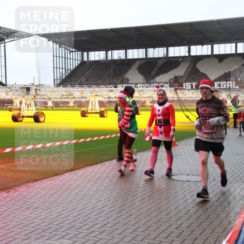 07.12.2025 - St. Pauli X-Mass-Run No. 15 Luisa Fischer http://msf.ph/oto/9382535 07.12.2025 11:22:59 Ziel 2550, 1391, 520, 1018, 1349, 1391, 1431, 2550, 2557, 2812, 2985, 3127, 3474, 3475, 3820, 3821 meine-sportfotos.de