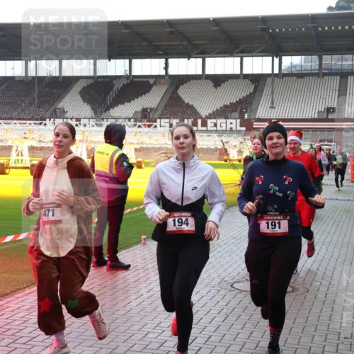 07.12.2025 - St. Pauli X-Mass-Run No. 15 Luisa Fischer http://msf.ph/oto/9382542 07.12.2025 10:49:38 Ziel 471, 194, 15, 191, 157, 191, 194, 379, 471, 590, 592, 890, 1019, 1155, 1164, 1166, 1273, 1274, 1370, 1372, 1663, 1895, 2299, 2301, 2421, 2512, 2515, 2764, 2765, 2921, 2933, 3366, 3369 meine-sportfotos.de