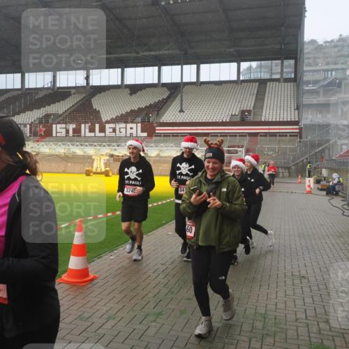 07.12.2025 - St. Pauli X-Mass-Run No. 15 Fabian Wolf http://msf.ph/oto/9382548 07.12.2025 10:10:02 Ziel 989, 1256, 1257, 1678, 1732, 2502, 2504, 2560, 3245, 3246, 3410, 3411 meine-sportfotos.de