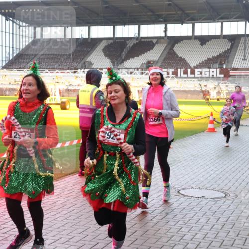 07.12.2025 - St. Pauli X-Mass-Run No. 15 Luisa Fischer http://msf.ph/oto/9382564 07.12.2025 10:49:43 Ziel 2923, 92, 5, 3366, 2765, 2764, 157, 191, 194, 379, 471, 890, 1019, 1155, 1164, 1166, 1179, 1273, 1274, 1370, 1372, 1663, 2299, 2301, 2421, 2512, 2515, 2764, 2765, 2921, 2933, 3366, 3369 meine-sportfotos.de