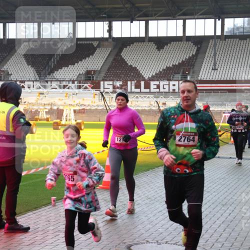 07.12.2025 - St. Pauli X-Mass-Run No. 15 Luisa Fischer http://msf.ph/oto/9382582 07.12.2025 10:49:46 Ziel 66, 2165, 1274, 5, 2764, 2421, 157, 191, 194, 379, 471, 890, 1019, 1155, 1164, 1166, 1179, 1273, 1274, 1370, 1372, 1663, 2299, 2301, 2421, 2764, 2765, 2921, 2933, 3366, 3369 meine-sportfotos.de
