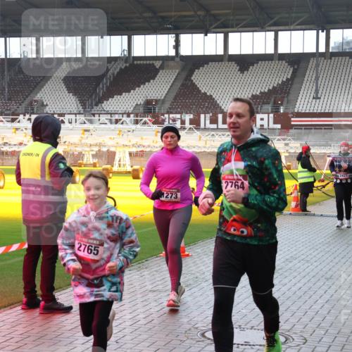 07.12.2025 - St. Pauli X-Mass-Run No. 15 Luisa Fischer http://msf.ph/oto/9382585 07.12.2025 10:49:47 Ziel 2765, 1273, 2421, 2764, 157, 191, 194, 379, 471, 890, 1019, 1155, 1164, 1166, 1179, 1273, 1274, 1370, 1372, 1663, 2299, 2301, 2421, 2764, 2765, 2921, 2933, 3366, 3369 meine-sportfotos.de
