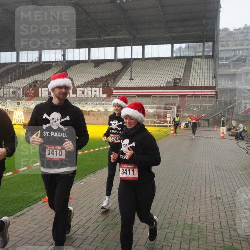 07.12.2025 - St. Pauli X-Mass-Run No. 15 Fabian Wolf http://msf.ph/oto/9382593 07.12.2025 10:10:04 Ziel 989, 1256, 1257, 1678, 1732, 2502, 2504, 2560, 3245, 3246, 3410, 3411 meine-sportfotos.de