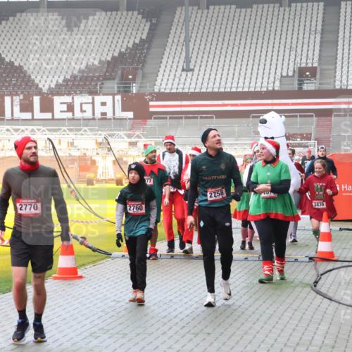 07.12.2025 - St. Pauli X-Mass-Run No. 15 Luisa Fischer http://msf.ph/oto/9382601 07.12.2025 10:13:08 Ziel 2770, 2760, 77, 2758, 3836, 9, 18, 80, 938, 1070, 1072, 1074, 1077, 1397, 2687, 2758, 2760, 2770, 3040, 3428, 3514, 3551, 3557, 3585, 3799, 3834, 3836, 4487 meine-sportfotos.de