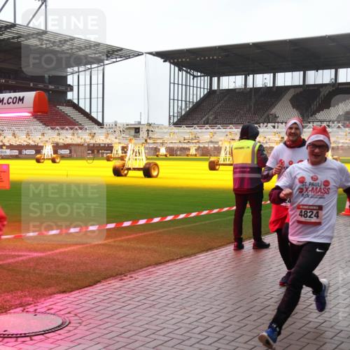 07.12.2025 - St. Pauli X-Mass-Run No. 15 Luisa Fischer http://msf.ph/oto/9382618 07.12.2025 11:23:21 Ziel 4824, 21, 69, 520, 1018, 1349, 1391, 1431, 2023, 2373, 2550, 2557, 2985, 3127, 4249, 4824 meine-sportfotos.de