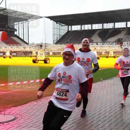 07.12.2025 - St. Pauli X-Mass-Run No. 15 Luisa Fischer http://msf.ph/oto/9382620 07.12.2025 11:23:21 Ziel 5, 4824, 21, 69, 520, 1018, 1349, 1391, 1431, 2023, 2373, 2550, 2557, 2985, 3127, 4249, 4824 meine-sportfotos.de