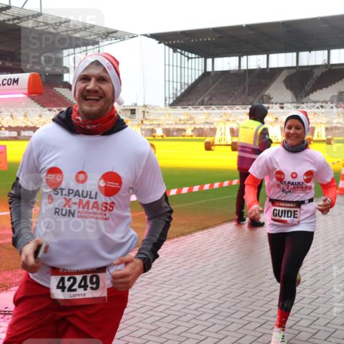 07.12.2025 - St. Pauli X-Mass-Run No. 15 Luisa Fischer http://msf.ph/oto/9382638 07.12.2025 11:23:22 Ziel 4249, 1, 21, 69, 520, 1018, 1141, 1349, 1391, 1431, 2023, 2373, 2550, 2557, 2821, 2823, 2985, 4249, 4824 meine-sportfotos.de