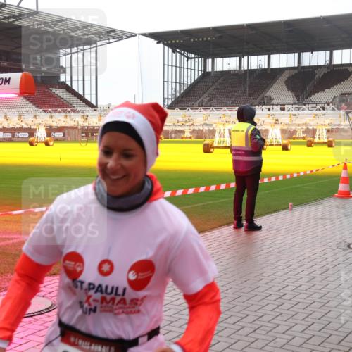 07.12.2025 - St. Pauli X-Mass-Run No. 15 Luisa Fischer http://msf.ph/oto/9382643 07.12.2025 11:23:23 Ziel 69, 21, 69, 520, 1018, 1141, 1349, 1391, 1431, 2023, 2373, 2550, 2557, 2821, 2823, 4249, 4824 meine-sportfotos.de