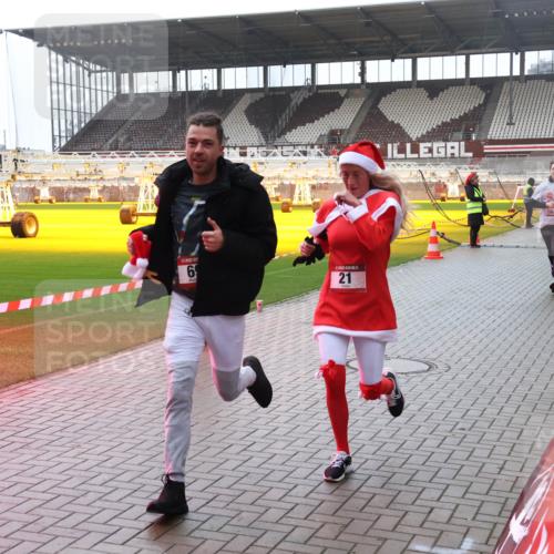 07.12.2025 - St. Pauli X-Mass-Run No. 15 Luisa Fischer http://msf.ph/oto/9382652 07.12.2025 11:23:24 Ziel 69, 21, 21, 69, 520, 1018, 1141, 1349, 1391, 1431, 2023, 2373, 2821, 2823, 4249, 4824 meine-sportfotos.de