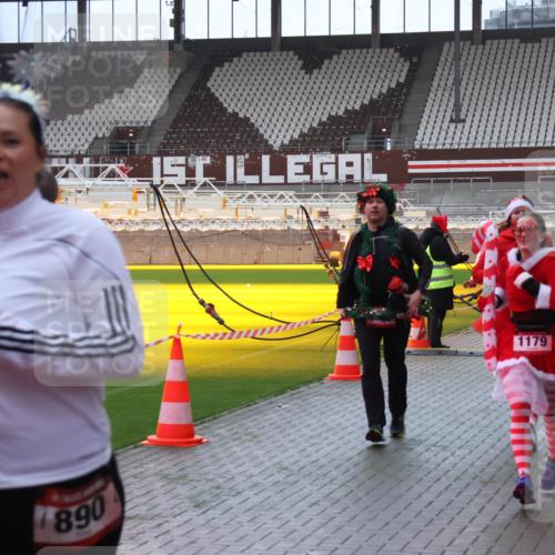 07.12.2025 - St. Pauli X-Mass-Run No. 15 Luisa Fischer http://msf.ph/oto/9382661 07.12.2025 10:49:57 Ziel 890, 1179, 157, 191, 194, 471, 890, 916, 1035, 1155, 1179, 1232, 1273, 1274, 1370, 1372, 1663, 2100, 2201, 2299, 2301, 2338, 2340, 2341, 2421, 2764, 2765, 2777, 2779, 2921, 2933, 3366, 3369, 3380 meine-sportfotos.de