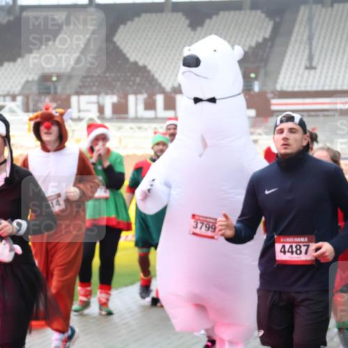 07.12.2025 - St. Pauli X-Mass-Run No. 15 Luisa Fischer http://msf.ph/oto/9382674 07.12.2025 10:13:15 Ziel 3799, 4487, 9, 18, 80, 938, 1070, 1072, 1074, 1077, 1397, 1733, 2687, 2711, 2712, 2758, 2760, 2770, 3040, 3428, 3514, 3551, 3557, 3585, 3588, 3799, 3834, 3836, 4487 meine-sportfotos.de