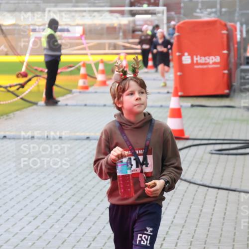 07.12.2025 - St. Pauli X-Mass-Run No. 15 Luisa Fischer http://msf.ph/oto/9382696 07.12.2025 11:23:34 Ziel  meine-sportfotos.de