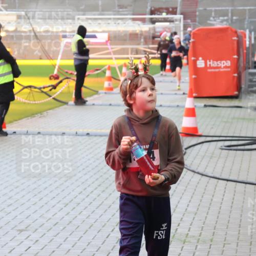 07.12.2025 - St. Pauli X-Mass-Run No. 15 Luisa Fischer http://msf.ph/oto/9382699 07.12.2025 11:23:35 Ziel 21, 69, 714, 1141, 2023, 2373, 2821, 2823, 3302, 4249, 4824 meine-sportfotos.de