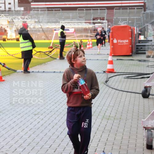 07.12.2025 - St. Pauli X-Mass-Run No. 15 Luisa Fischer http://msf.ph/oto/9382705 07.12.2025 11:23:35 Ziel 96, 21, 69, 714, 1141, 2023, 2373, 2821, 2823, 3302, 4249, 4824 meine-sportfotos.de