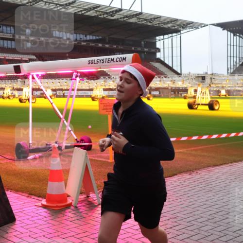 07.12.2025 - St. Pauli X-Mass-Run No. 15 Luisa Fischer http://msf.ph/oto/9382722 07.12.2025 11:23:46 Ziel 21, 69, 714, 1141, 2023, 2037, 2373, 2387, 2389, 2409, 2821, 2823, 3190, 3191, 3302, 4249, 4648, 4824 meine-sportfotos.de