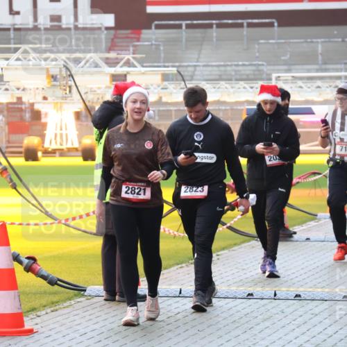 07.12.2025 - St. Pauli X-Mass-Run No. 15 Luisa Fischer http://msf.ph/oto/9382733 07.12.2025 11:24:06 Ziel 2821, 110, 203, 2823, 714, 593, 714, 1141, 2037, 2387, 2389, 2409, 2814, 2821, 2823, 3071, 3190, 3191, 3302, 4648 meine-sportfotos.de