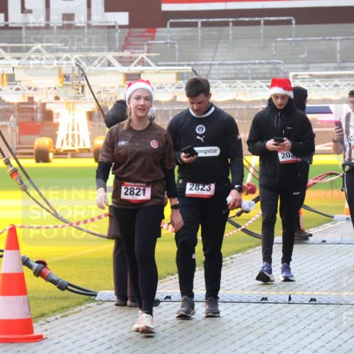 07.12.2025 - St. Pauli X-Mass-Run No. 15 Luisa Fischer http://msf.ph/oto/9382735 07.12.2025 11:24:06 Ziel 59, 203, 714, 2823, 2821, 593, 714, 1141, 2037, 2387, 2389, 2409, 2814, 2821, 2823, 3071, 3190, 3191, 3302, 4648 meine-sportfotos.de