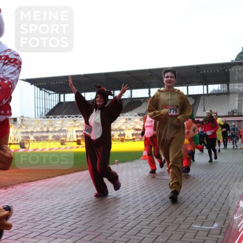 07.12.2025 - St. Pauli X-Mass-Run No. 15 Luisa Fischer http://msf.ph/oto/9382737 07.12.2025 10:50:20 Ziel 15, 380, 2777, 779, 40, 157, 890, 904, 905, 916, 1035, 1179, 1232, 2100, 2201, 2299, 2301, 2338, 2340, 2341, 2421, 2575, 2777, 2779, 3026, 3030, 3380, 4855 meine-sportfotos.de