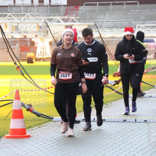 07.12.2025 - St. Pauli X-Mass-Run No. 15 Luisa Fischer http://msf.ph/oto/9382738 07.12.2025 11:24:07 Ziel 20, 2821, 2823, 714, 593, 714, 1141, 2037, 2387, 2389, 2409, 2814, 2821, 2823, 3071, 3190, 3191, 3302, 4648 meine-sportfotos.de