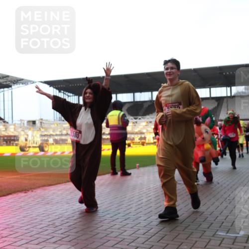 07.12.2025 - St. Pauli X-Mass-Run No. 15 Luisa Fischer http://msf.ph/oto/9382740 07.12.2025 10:50:21 Ziel 3380, 4115, 40, 157, 890, 904, 905, 916, 1035, 1179, 1232, 2100, 2201, 2299, 2301, 2338, 2340, 2341, 2421, 2575, 2777, 2779, 3026, 3030, 3380, 4855 meine-sportfotos.de