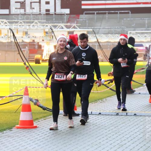 07.12.2025 - St. Pauli X-Mass-Run No. 15 Luisa Fischer http://msf.ph/oto/9382741 07.12.2025 11:24:07 Ziel 8019, 2821, 2823, 203, 714, 593, 714, 1141, 2037, 2387, 2389, 2409, 2814, 2821, 2823, 3071, 3190, 3191, 3302, 4648 meine-sportfotos.de