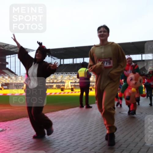 07.12.2025 - St. Pauli X-Mass-Run No. 15 Luisa Fischer http://msf.ph/oto/9382742 07.12.2025 10:50:21 Ziel 479, 40, 157, 890, 904, 905, 916, 1035, 1179, 1232, 2100, 2201, 2299, 2301, 2338, 2340, 2341, 2421, 2575, 2777, 2779, 3026, 3030, 3380, 4855 meine-sportfotos.de