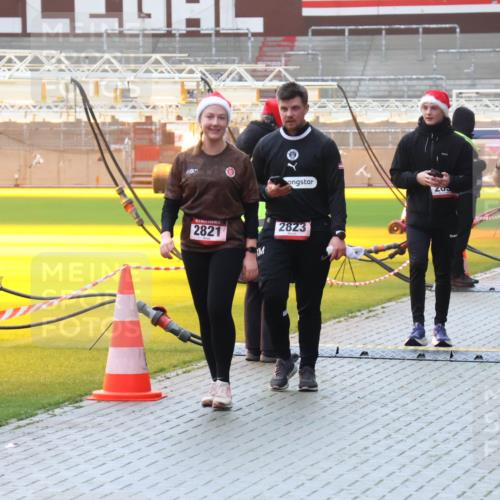 07.12.2025 - St. Pauli X-Mass-Run No. 15 Luisa Fischer http://msf.ph/oto/9382744 07.12.2025 11:24:07 Ziel 2821, 2823, 714, 593, 714, 1141, 2037, 2387, 2389, 2409, 2814, 2821, 2823, 3071, 3190, 3191, 3302, 4648 meine-sportfotos.de