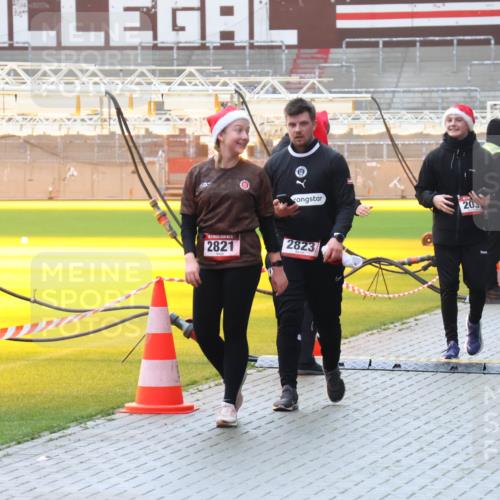07.12.2025 - St. Pauli X-Mass-Run No. 15 Luisa Fischer http://msf.ph/oto/9382747 07.12.2025 11:24:08 Ziel 2821, 2823, 205, 714, 409, 593, 714, 1141, 2037, 2387, 2389, 2409, 2814, 2821, 2823, 3071, 3190, 3191, 3302, 4648 meine-sportfotos.de