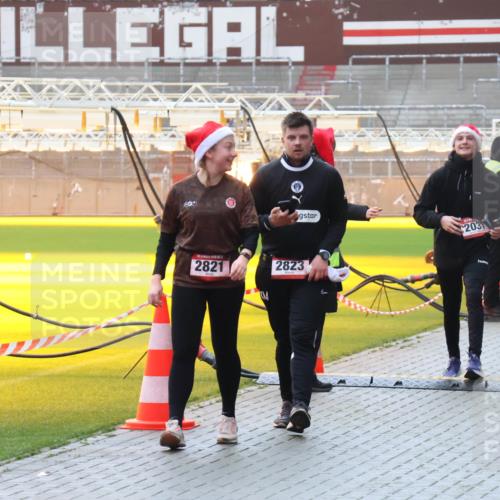 07.12.2025 - St. Pauli X-Mass-Run No. 15 Luisa Fischer http://msf.ph/oto/9382749 07.12.2025 11:24:08 Ziel 2031, 714, 2821, 2823, 2409, 593, 714, 1141, 2037, 2387, 2389, 2409, 2814, 2821, 2823, 3071, 3190, 3191, 3302, 4648 meine-sportfotos.de