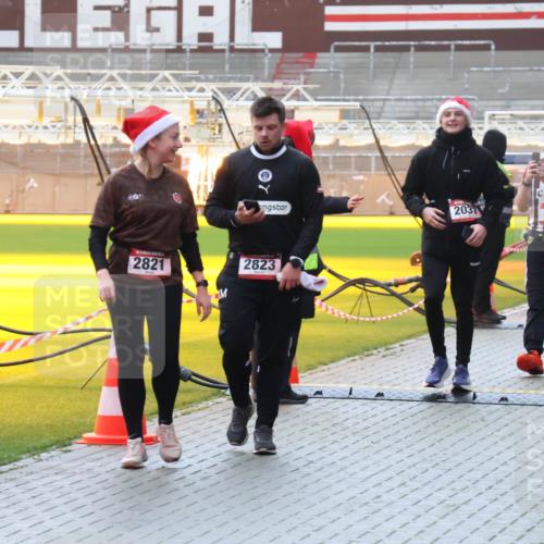 07.12.2025 - St. Pauli X-Mass-Run No. 15 Luisa Fischer http://msf.ph/oto/9382753 07.12.2025 11:24:08 Ziel 2821, 2823, 2037, 2409, 714, 593, 714, 1141, 2037, 2387, 2389, 2409, 2814, 2821, 2823, 3071, 3190, 3191, 3302, 4648 meine-sportfotos.de