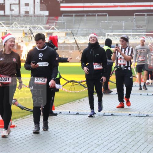 07.12.2025 - St. Pauli X-Mass-Run No. 15 Luisa Fischer http://msf.ph/oto/9382755 07.12.2025 11:24:09 Ziel 2821, 2409, 714, 2037, 2823, 2812, 593, 714, 1141, 2037, 2387, 2389, 2409, 2814, 2821, 2823, 3071, 3190, 3191, 3302, 4648 meine-sportfotos.de