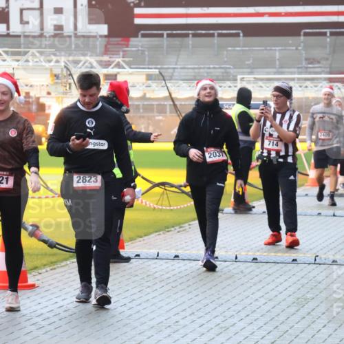 07.12.2025 - St. Pauli X-Mass-Run No. 15 Luisa Fischer http://msf.ph/oto/9382757 07.12.2025 11:24:09 Ziel 2821, 2037, 2823, 2409, 714, 2812, 593, 714, 1141, 2037, 2387, 2389, 2409, 2814, 2821, 2823, 3071, 3190, 3191, 3302, 4648 meine-sportfotos.de