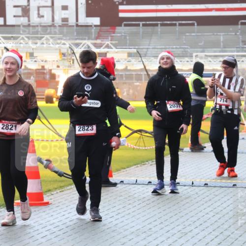 07.12.2025 - St. Pauli X-Mass-Run No. 15 Luisa Fischer http://msf.ph/oto/9382759 07.12.2025 11:24:09 Ziel 5, 2821, 2823, 2037, 714, 2409, 2812, 593, 714, 1141, 2037, 2387, 2389, 2409, 2814, 2821, 2823, 3071, 3190, 3191, 3302, 4648 meine-sportfotos.de