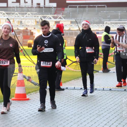 07.12.2025 - St. Pauli X-Mass-Run No. 15 Luisa Fischer http://msf.ph/oto/9382769 07.12.2025 11:24:10 Ziel 2821, 2823, 714, 2037, 2409, 2812, 593, 714, 1141, 2037, 2387, 2389, 2409, 2814, 2821, 2823, 3071, 3190, 3191, 3302, 4648 meine-sportfotos.de